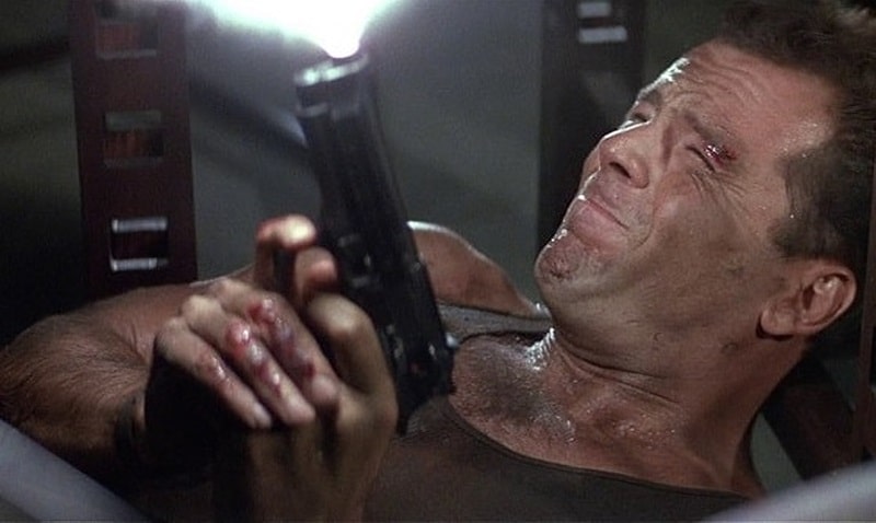 Брюс Вілліс та Stalker 918 у фільмі Міцний Горішок.