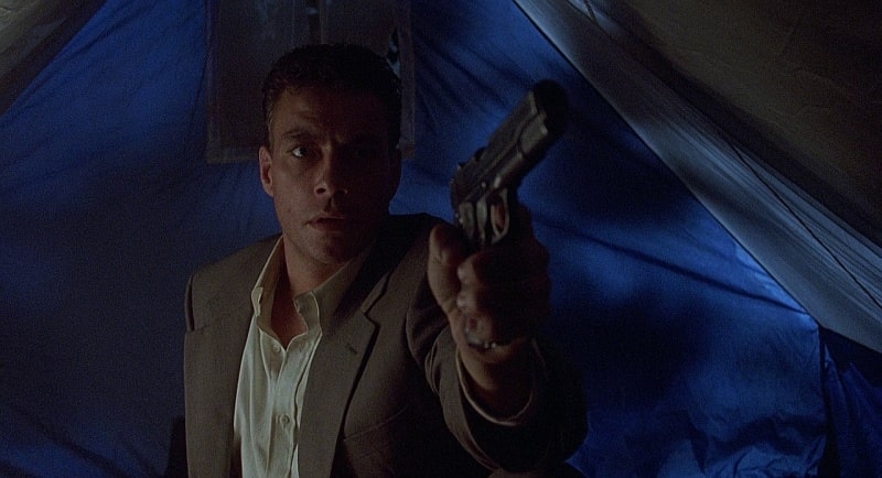 Жан-Клод ван Дам і Кольт 1911 року під холостий патрон